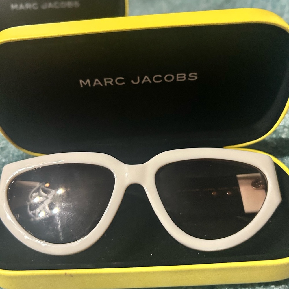 Marc Jacobs White Frame Cat-Eye Sunglasses with Dark Lenses